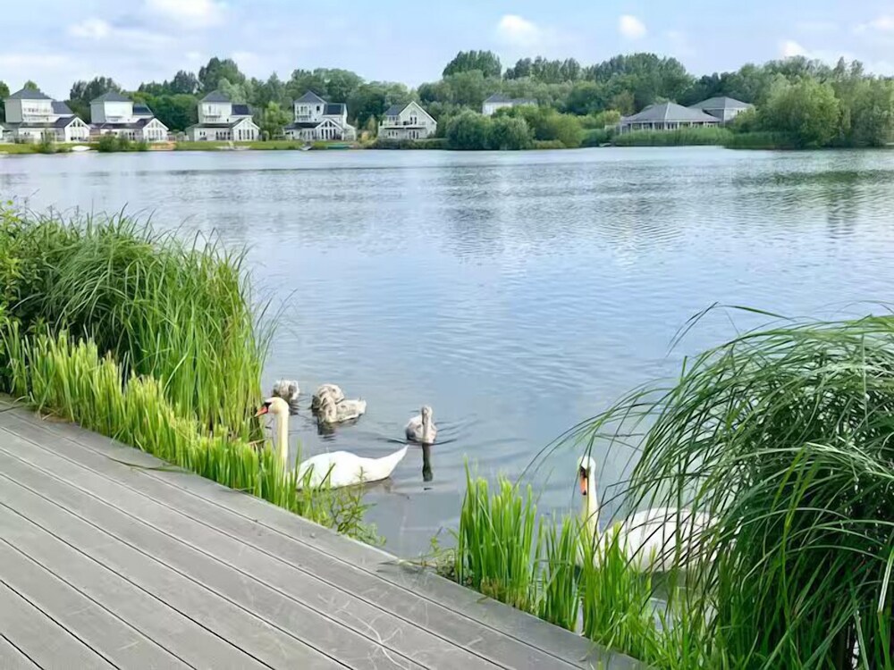 Cotswolds Lakeside Home-Summer Lake