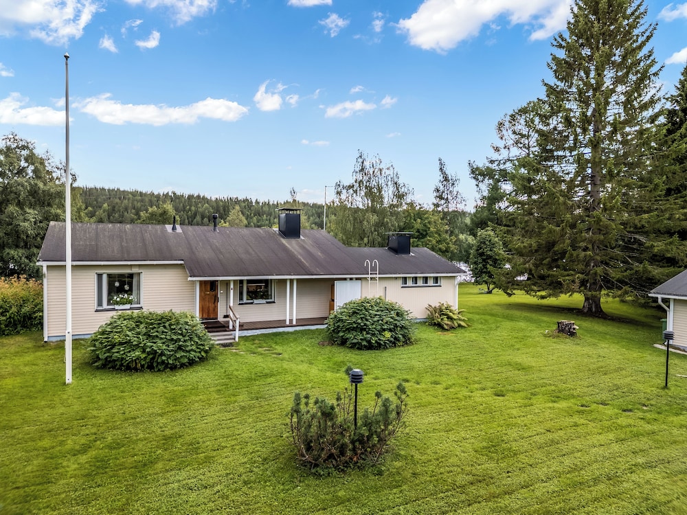 Spacious 3BR House - River View & Sauna