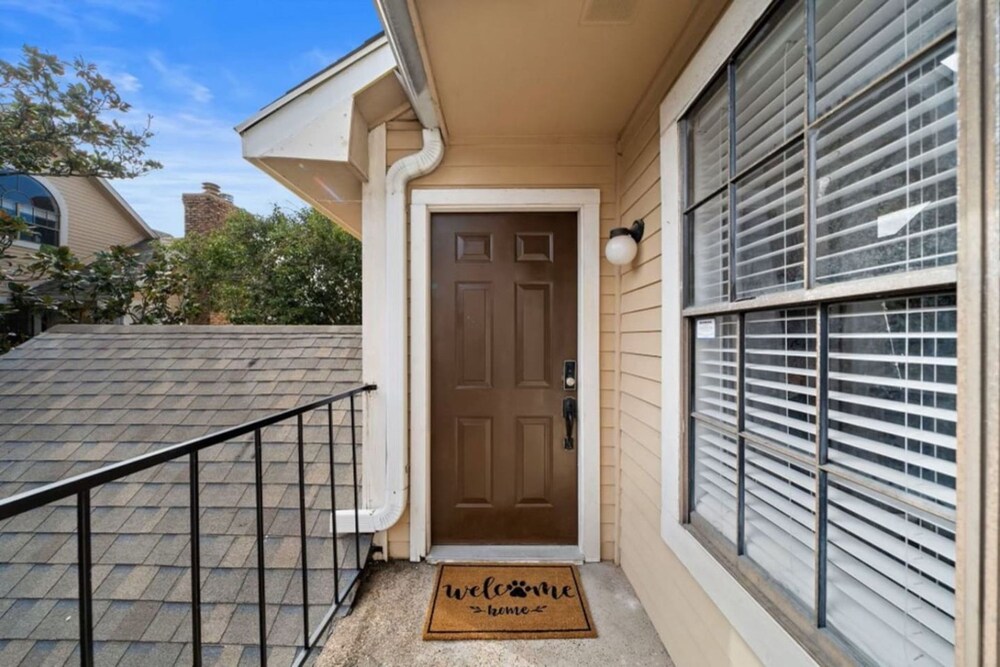 Upscale 1BR Condo in Med Center