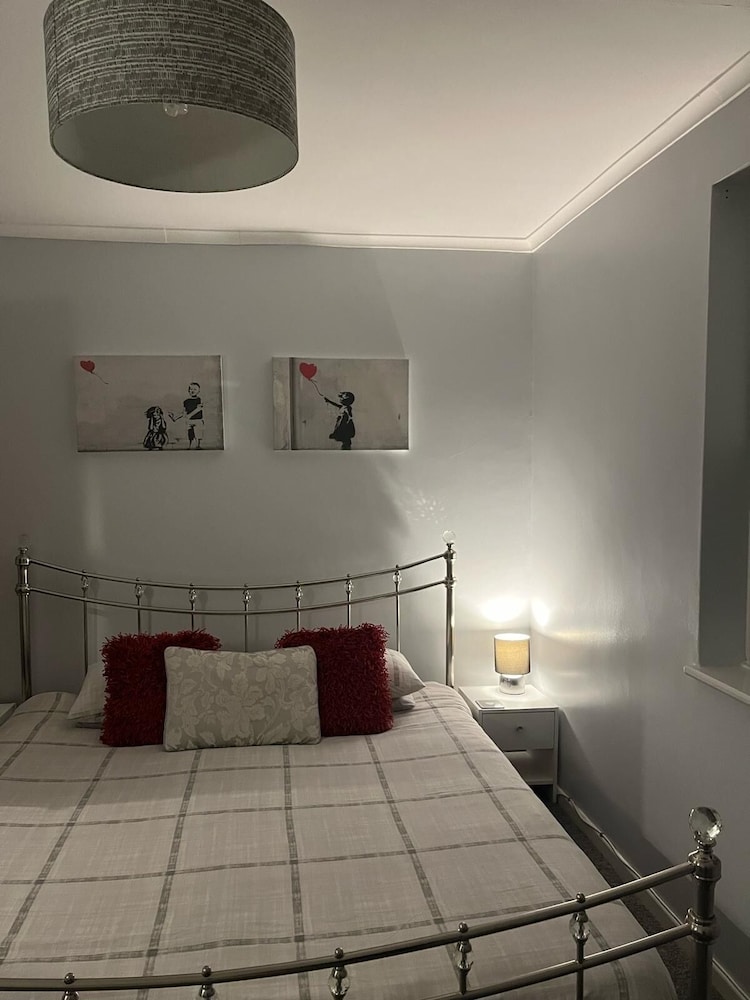 1-bedroom Apartment Sleeps 4, Parking view 3