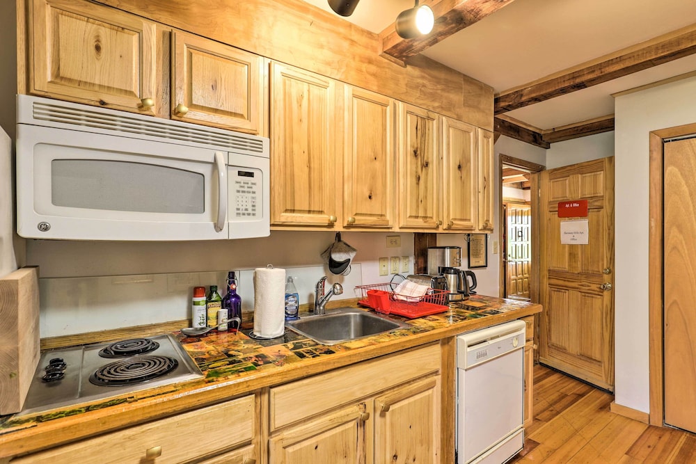 BBQ Deck + Views: 'sweet Suite' in Leicester view 5