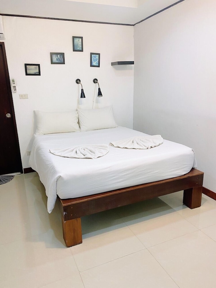 The Reef Hotel & Studios