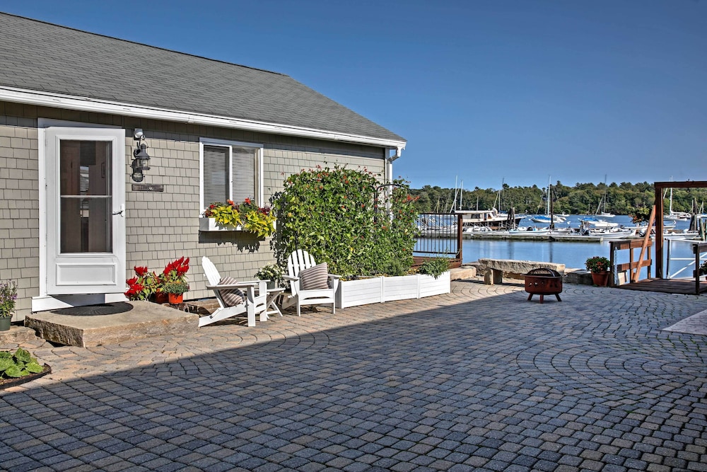 'heron Cottage' on Casco Bay w/ Deck & Boat Dock!