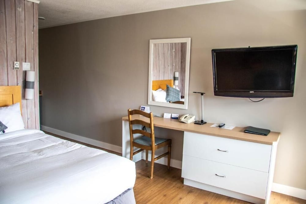 The Cedarwood Inn & Suites