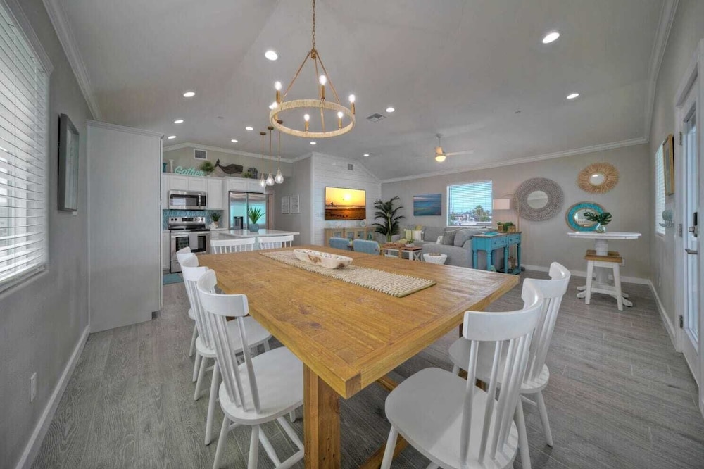 Sleeps 16 2 Homes, Priv Pool, Ping-pong 1block to Alister St. Shops & Dining