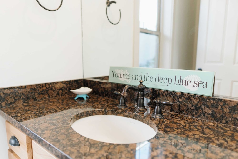 5 Mins to Beach, Shared Pool, Covered Deck, Bikes Heron Cottage by Avantstay