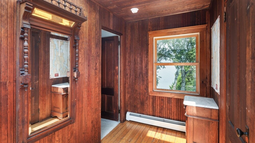 Camp Roosevelt 5 Bedroom Cottage by RedAwning