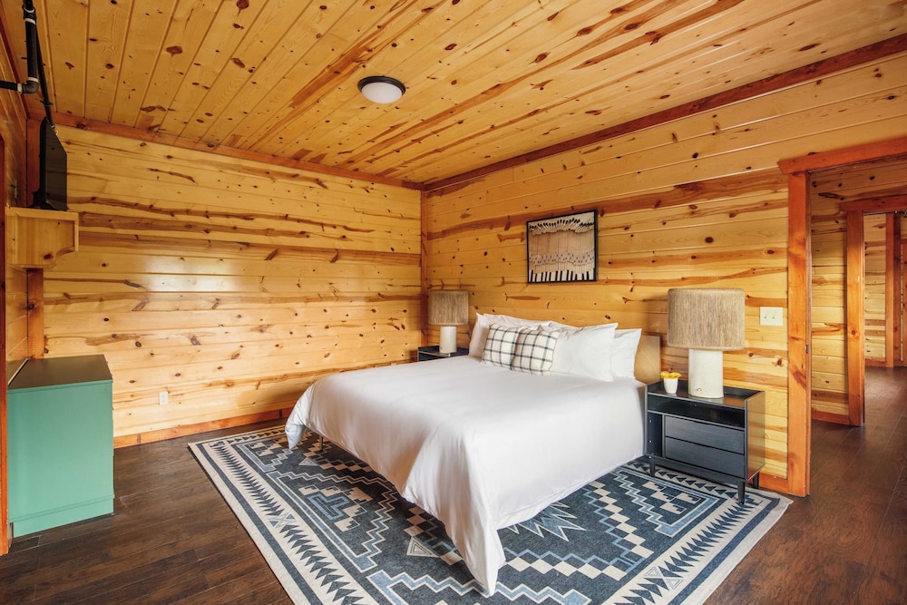 Smoky Ridge by Avantstay Renovated Cabin w/ Indoor Pool Game Room + Theater