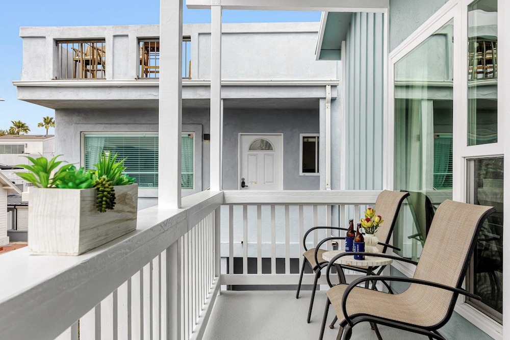 Topside Newport Rooftop Balcony + Ocean Views + Walk to Pier, Marina Village