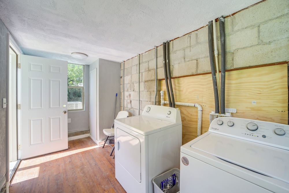 7 Mi to Dtwn Tulsa: Dog-friendly Home w/ Yard