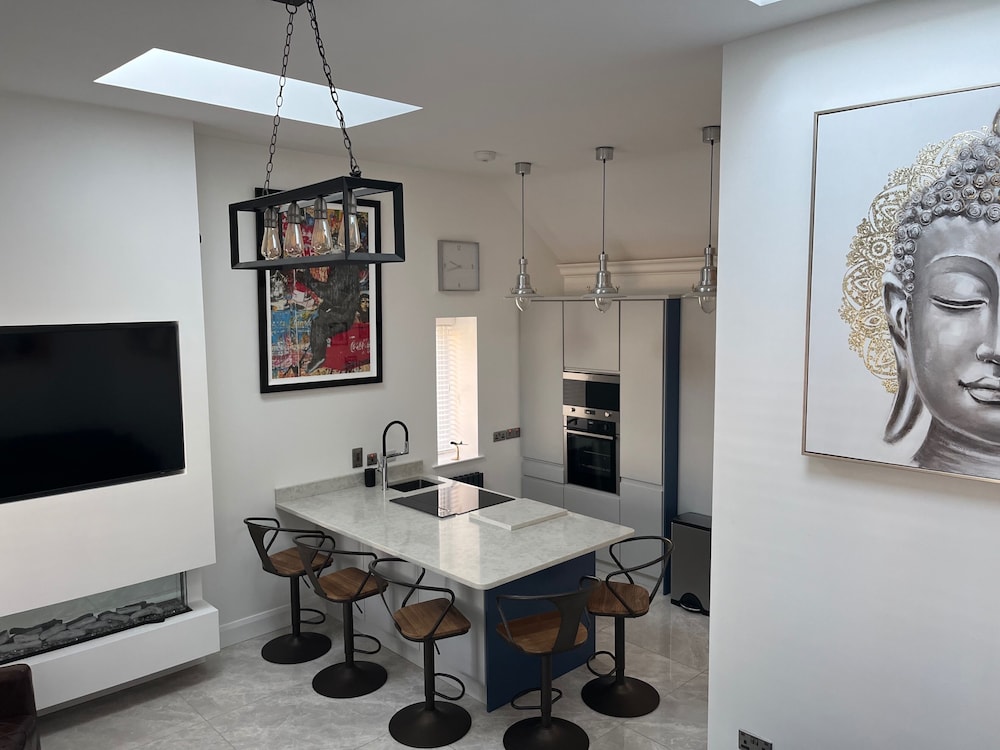 2 Bedrooms - 5 Guests - Fireplace - Near Beach
