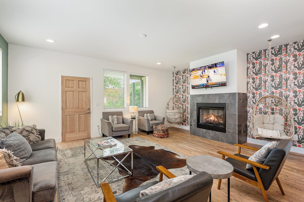 Citrine-private Patio & Balcony-near Germantown