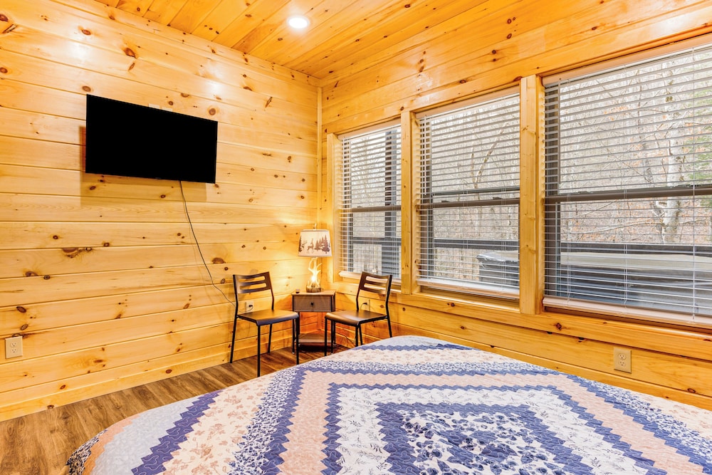 8 Mi to Dollywood: Cabin w/ Hot Tub & Decks!