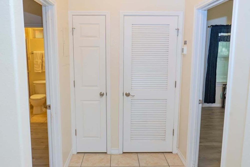 Open & Modern Pool #b Walk To Beach 2 Bedroom Condo