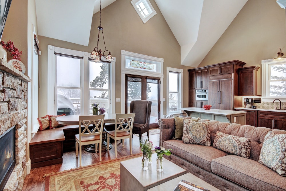 Ridge Street Lookout 4 Bedroom Home by RedAwning