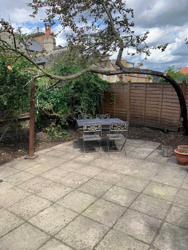 Charming 2 Bedroom Home 3 Near Arsenal Station