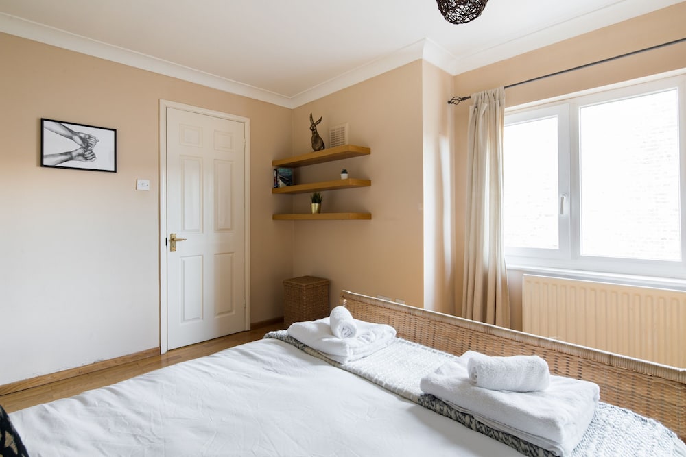 Spacious 2 Bed Apartment with Garden in Fulham