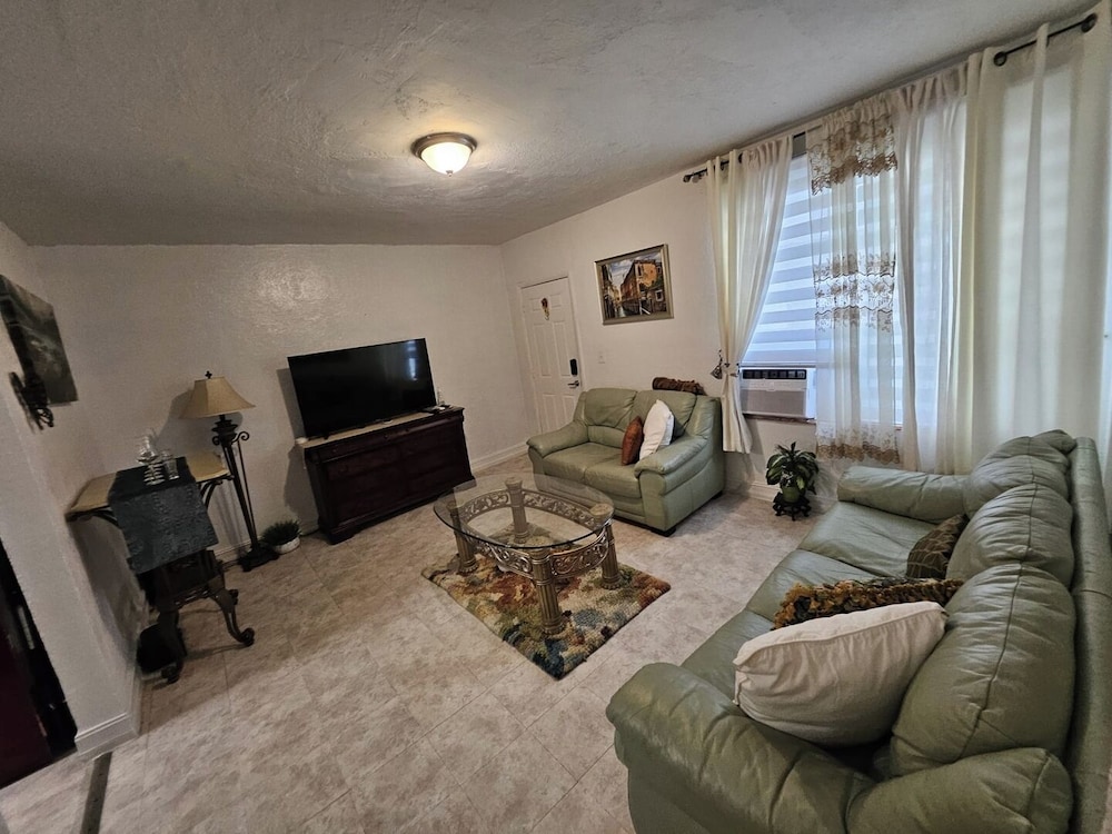 Pet-friendly Brickell Stay Near Beach & City