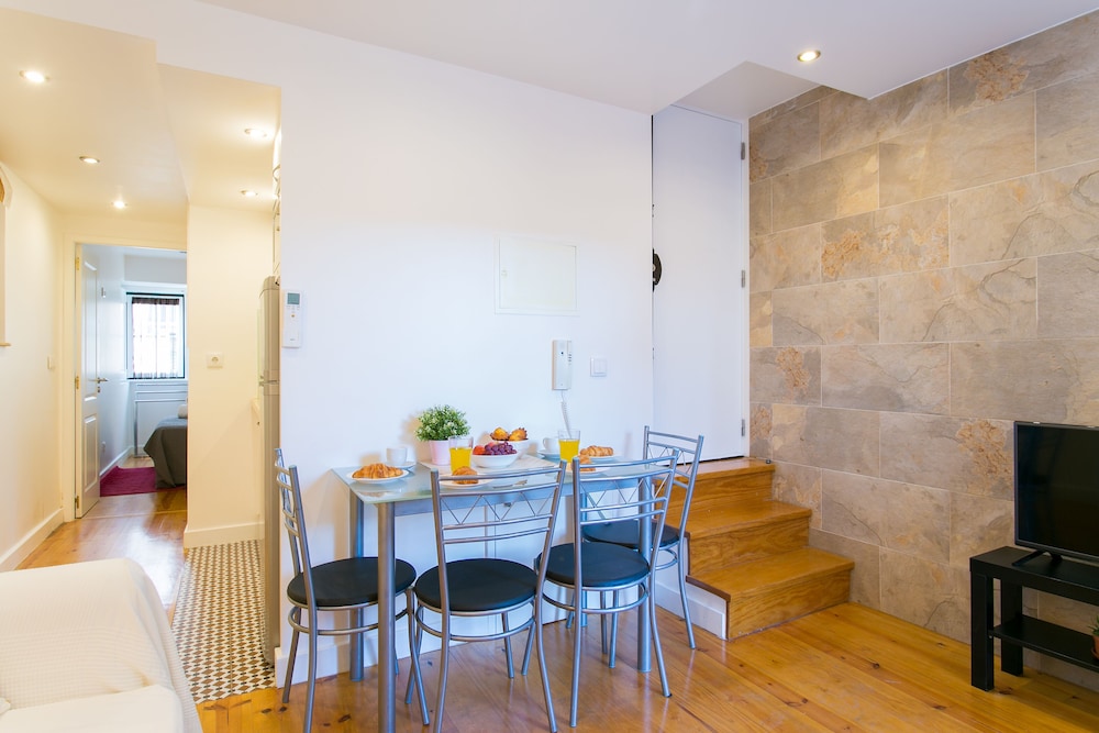 JOIVY Cosy 1-bed flat w/balcony in Alfama, moments from the Port