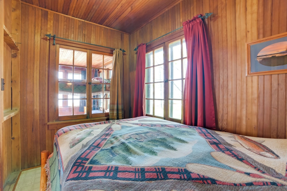 Fish, Boat & Relax: Lakefront Cedarville Cabin