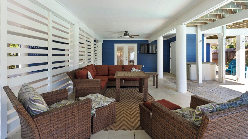 Your Ideal Beach Getaway With Private Pool, Game Room and Close to Beach!
