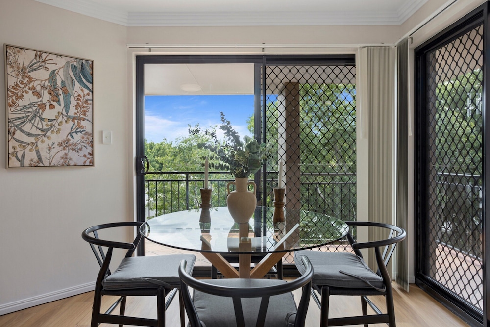 Comfy 2-bedroom Family Apartment With Free Parking