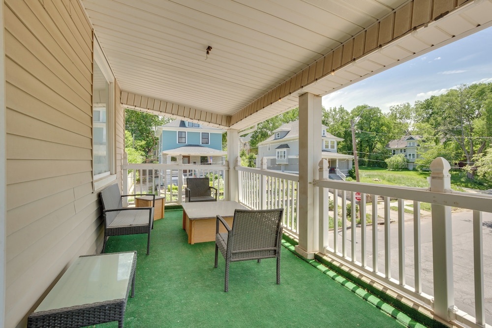 Luxurious 2BR Kansas City Condo Near Downtown