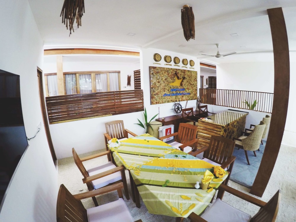 Dhiffushi White Sand Beach Hotel 30