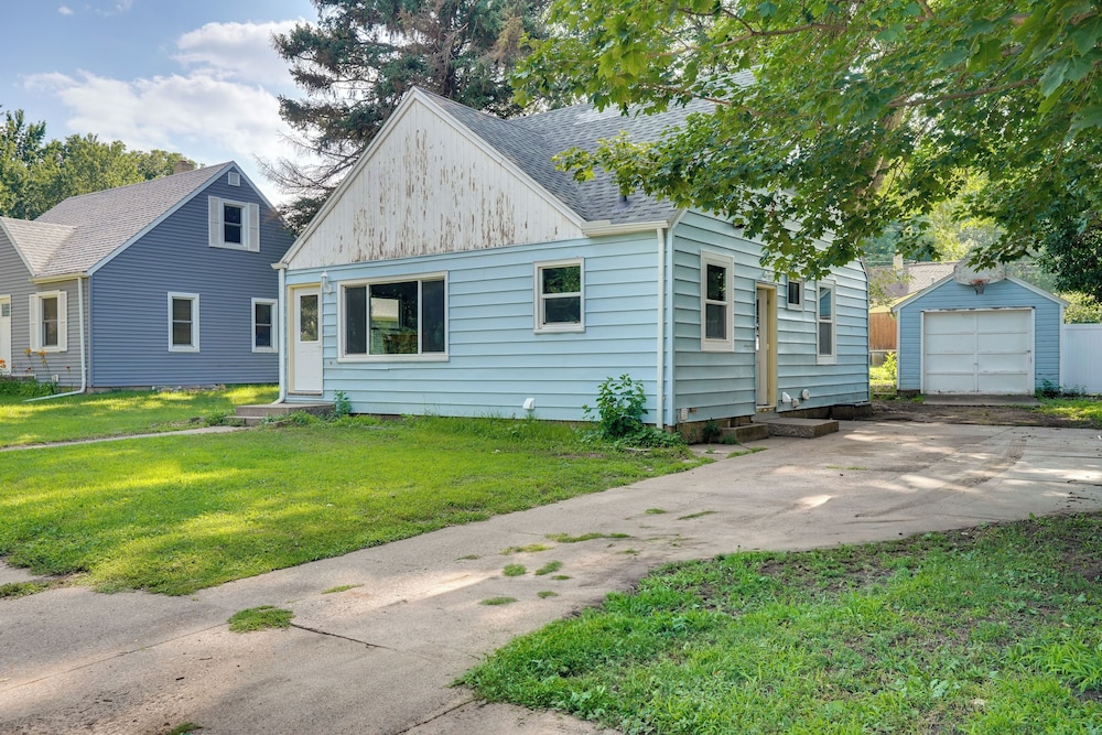 Sioux Falls Home Near Downtown: 2 Living Areas!