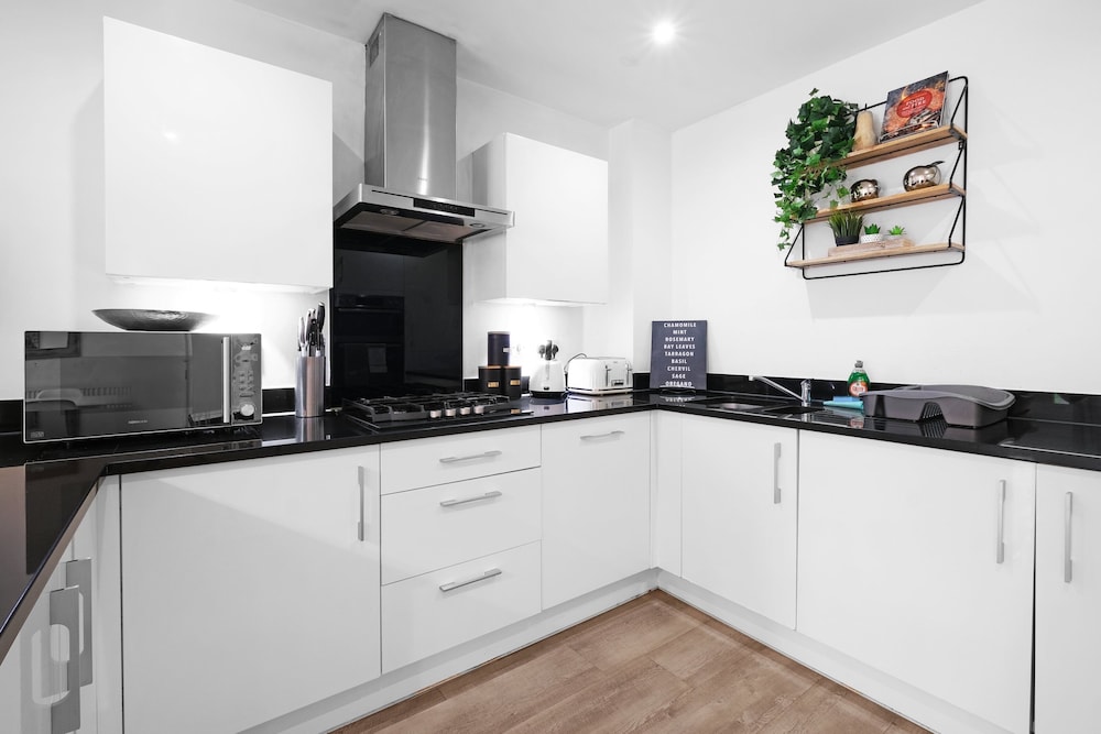 Spacious 6 Bedroom House in Denton Way