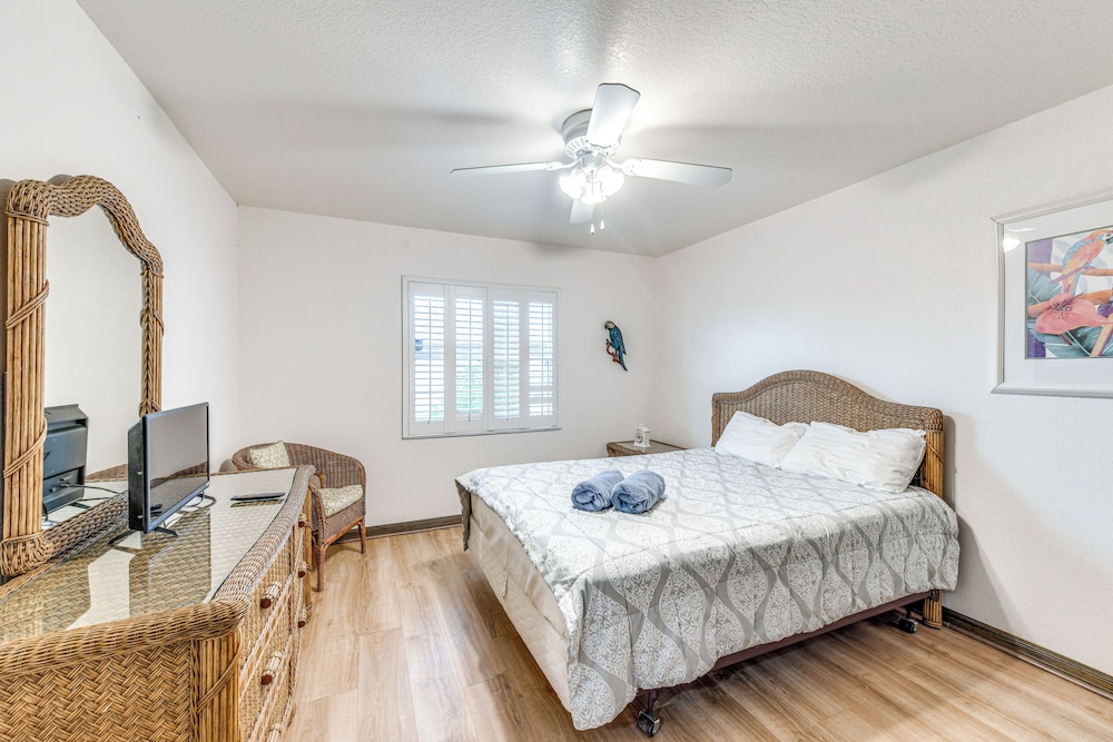 Canal-front Gem w/ Private Dock in Port Charlotte!