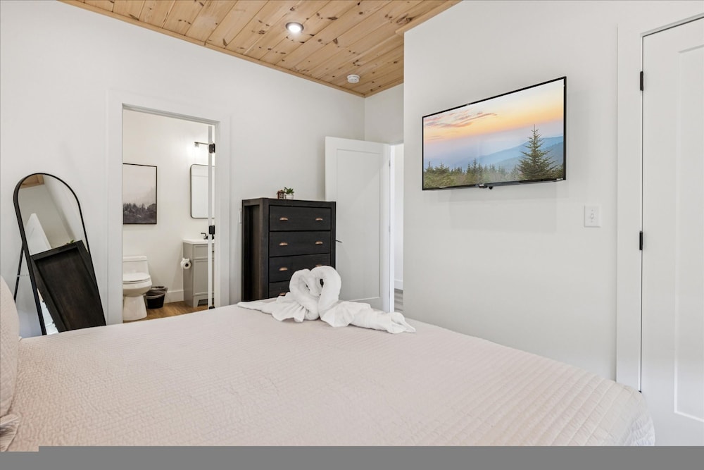 Luxury Cabin w Indoor Pool Hot Tub Game Room