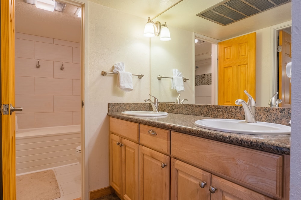 Comfortable Cozy Condo - Short Walk to American Eagle Lift - SH402 by RedAwning