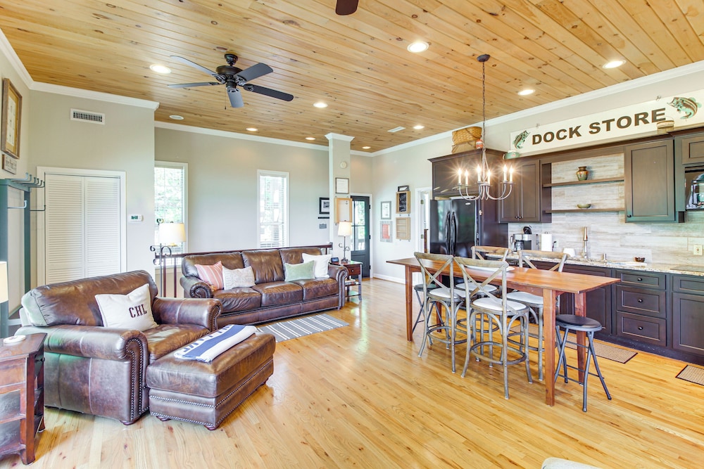 Walk to Marina: Center Hill Lake Family Home