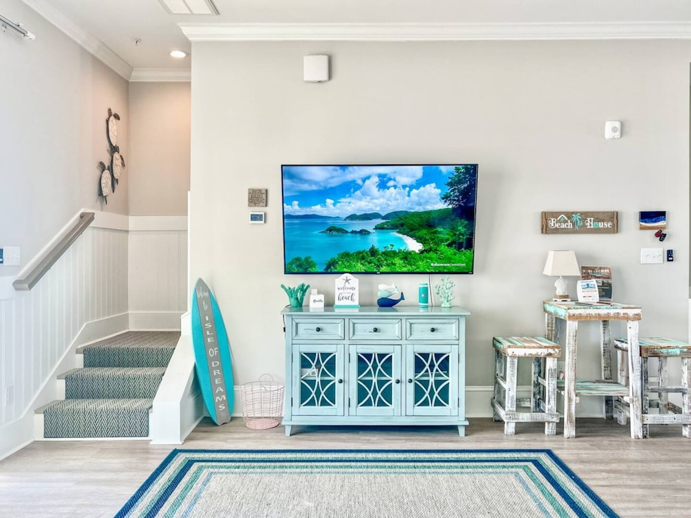 Luxury Beach Condo 5 Min Walk to Beach Shops