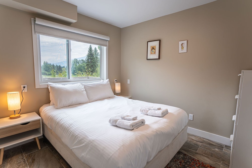 Revelstoke Lakehouse by Revelstoke Vacations
