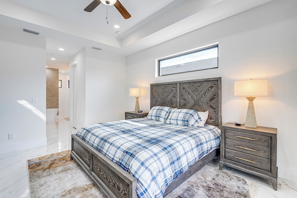 7 Mi to Dtwn Cape Coral: Home w/ Pool & Spa!