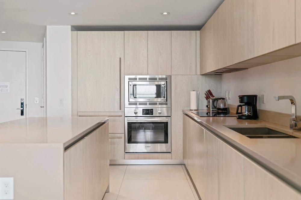 Sunny Balcony - Beautiful Stay for 2 With Ocean Views & Resort Amenities
