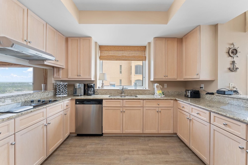 Indigo East 901 + Den W/cabana !
