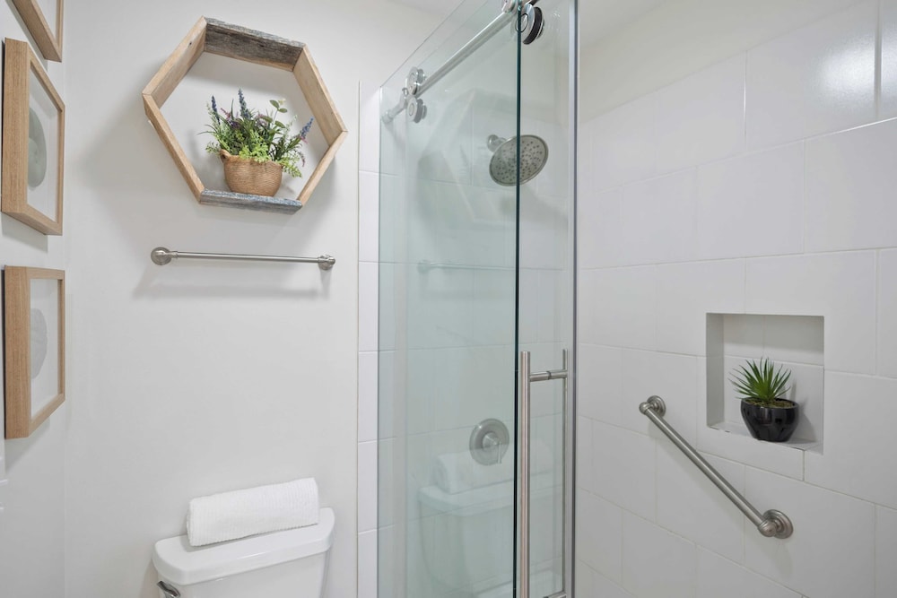 Newly Renovated! 2-min Walk to the Beach The Coastal Cottage by Avantstay