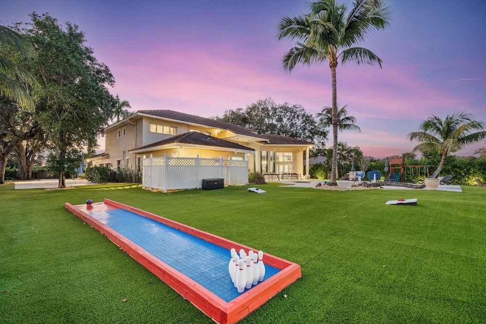 Luxurious 6-Bedroom Villa with Pool & Games