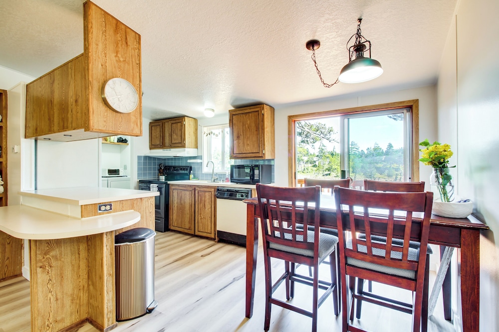 Quiet Lakefront Retreat < 2 Mi to Heceta Beach!