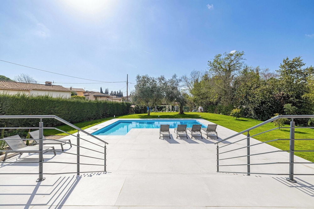 Modern Villa With Heated Pool and Garden