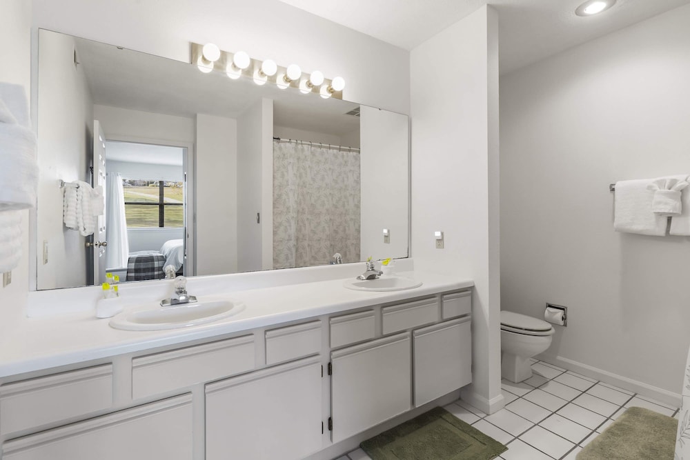 Royal Ridge Modern Condo for 4