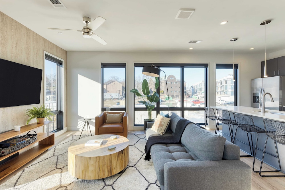 2 Units in Walkable Midtown Location, Gym+pool Honkey-tonk & Muse by Avantstay
