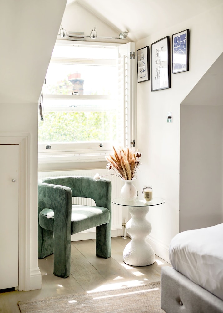 The Luxury Treehouse - One bed Little Venice - by Out of Office Lifestyle