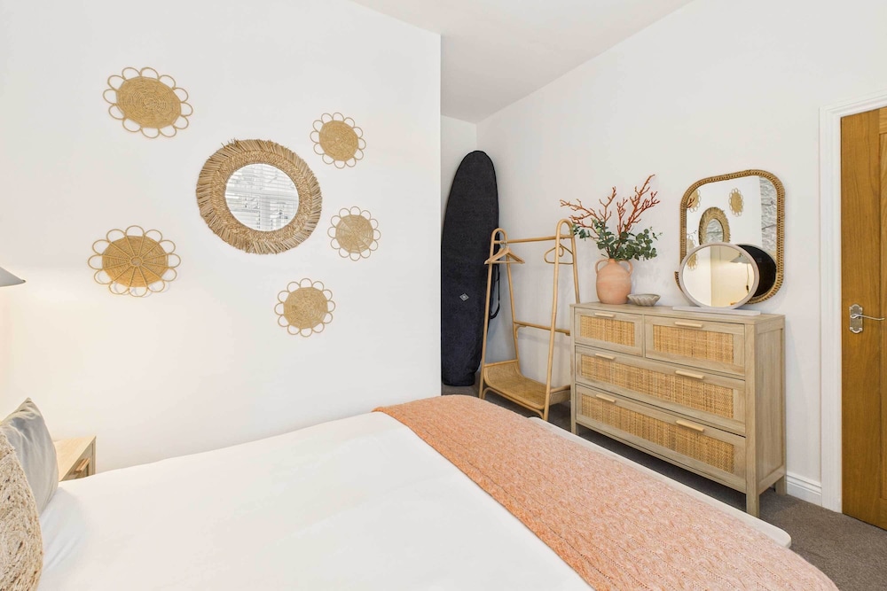 Host Stay Surf Jewel