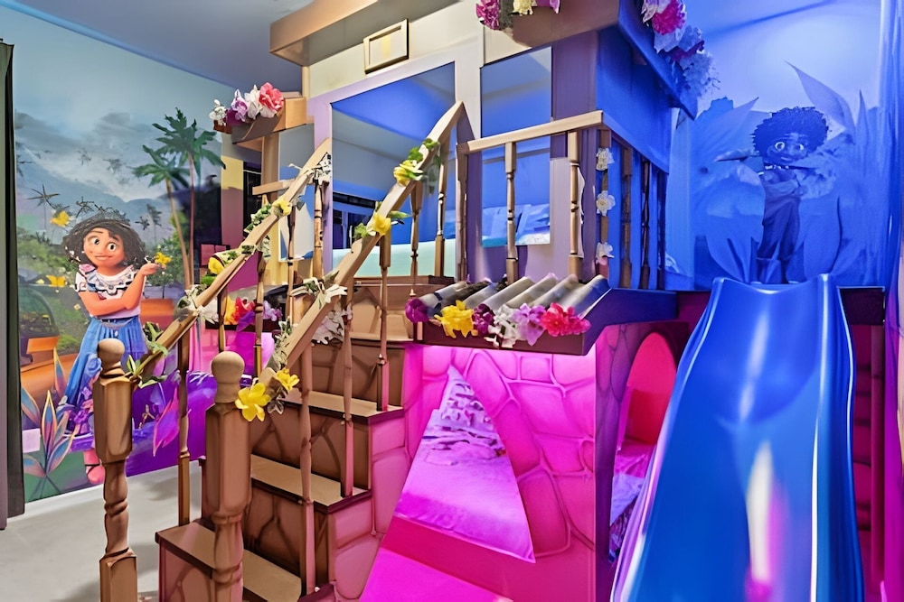 Luxurious 9BR Paradiso Pool, Cinema & Game Room