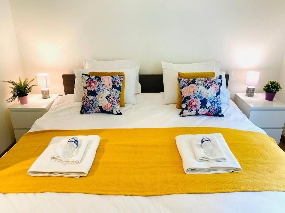 3 bedrooms in Center w Terrace&Parking view 2