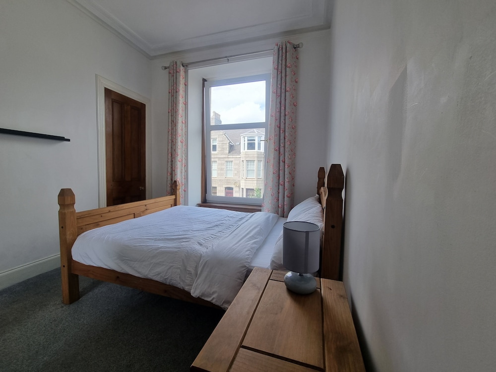 Central Location, Free Parking, Enhanced Cleaning view 4
